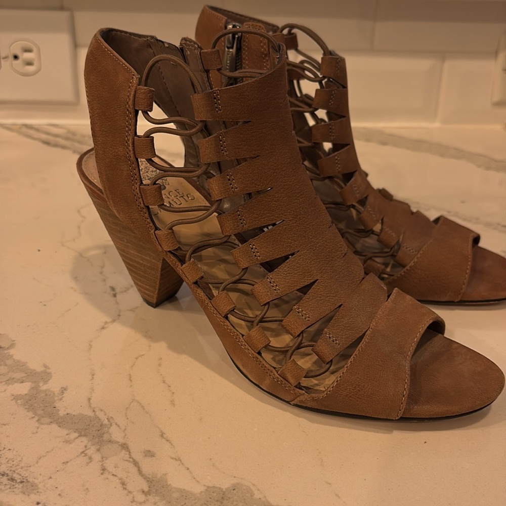 Vince Camuto size 8m size 38. Never worn. Excellent condition.